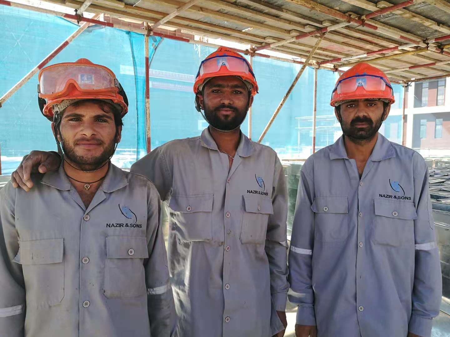 當地安裝工人合影