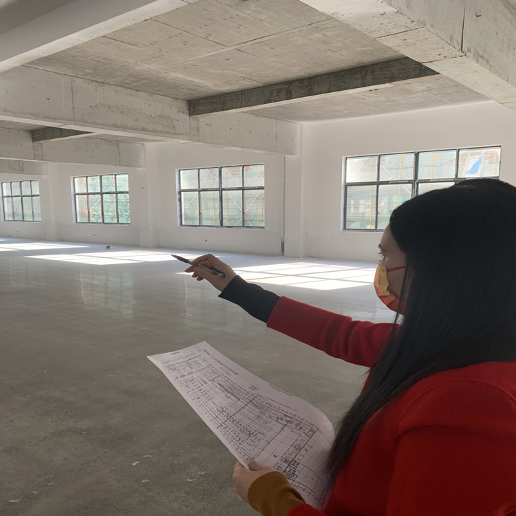 工程師現(xiàn)場(chǎng)勘察